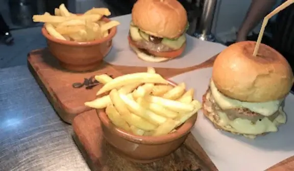 onde comer hamburguer suculento grelhado na chapa